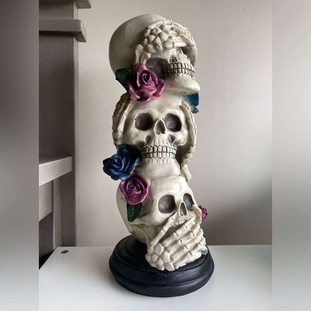 Gothic Skull Sculpture with Roses Halloween Decorations